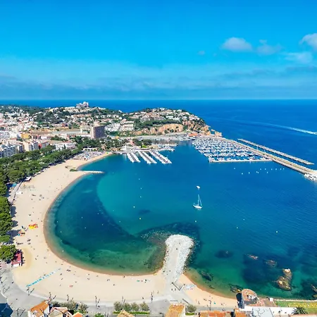 Industria Beachside Apartment: Comfort For 3 With Parking Apartment