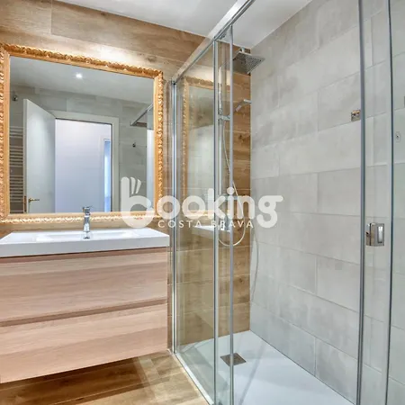 Industria Beachside Apartment: Comfort For 3 With Parking *