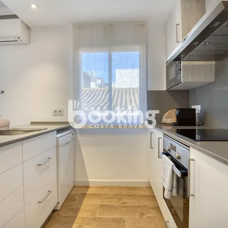 Industria Beachside Apartment: Comfort For 3 With Parking * Sant Feliu de Guixols