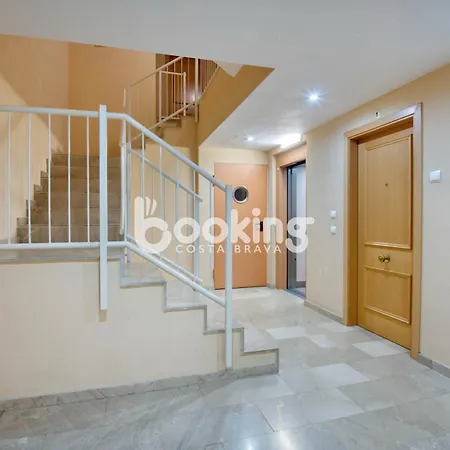 Industria Beachside Apartment: Comfort For 3 With Parking Apartment