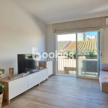 Apartment Industria Beachside Apartment: Comfort For 3 With Parking