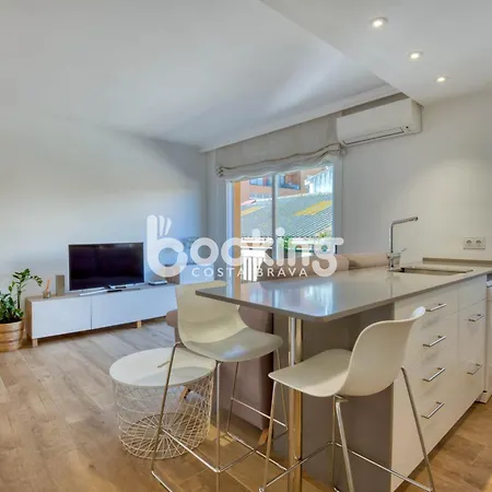 Industria Beachside Apartment: Comfort For 3 With Parking *