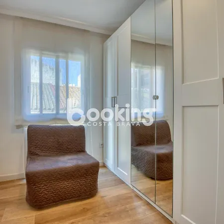 Industria Beachside Apartment: Comfort For 3 With Parking
