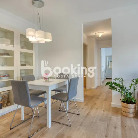 Industria Beachside Apartment: Comfort For 3 With Parking Apartment