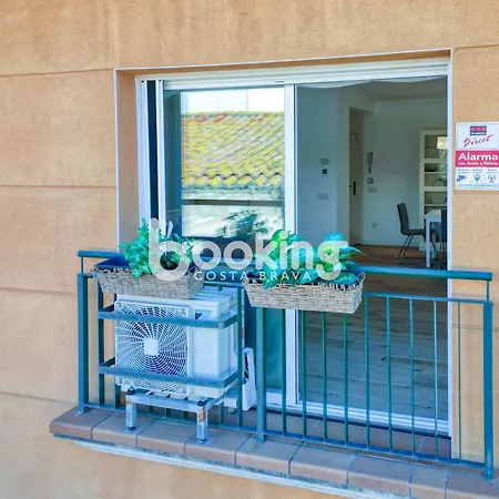 Apartment Industria Beachside Apartment: Comfort For 3 With Parking Sant Feliu de Guixols
